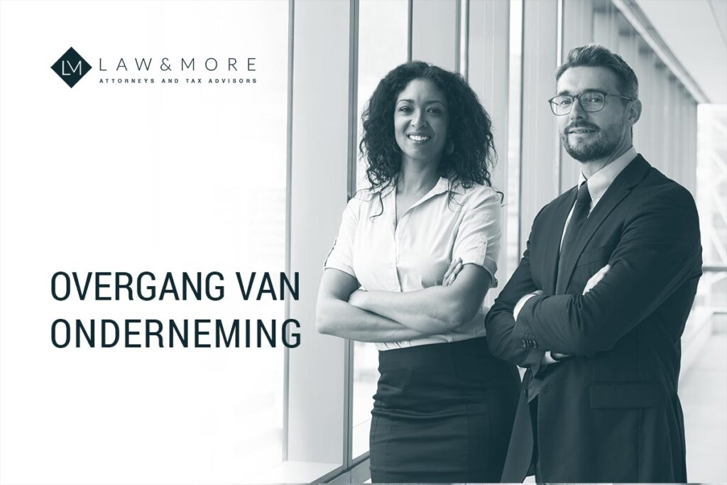 Twee collega's bespreken documenten over de overgang van een onderneming aan een vergadertafel