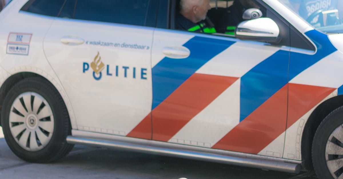 Verdachte bij advocaat voor juridisch advies na aanhouding