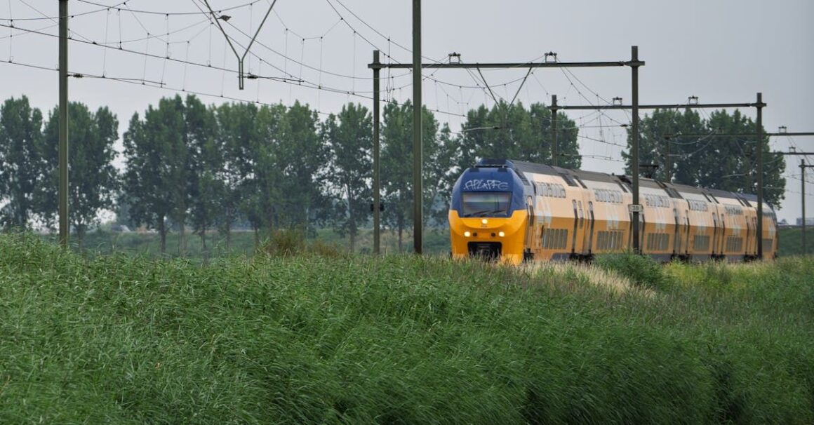 Moderne Nederlandse rechtbank met mensen die de ingang naderen