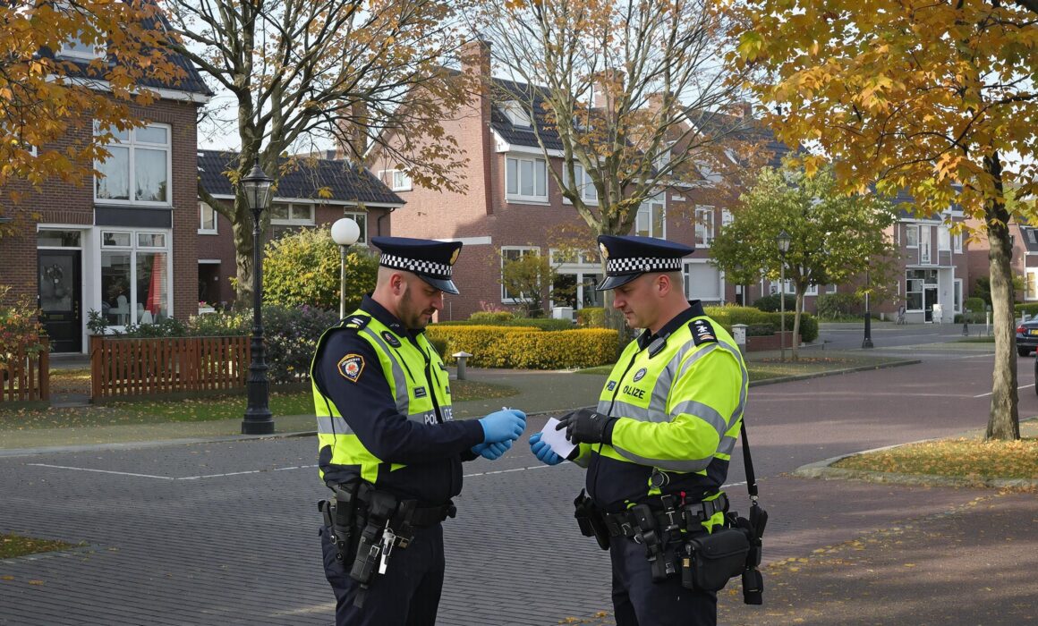 Agent schrijft boete uit aan automobilist op Hollandse straat