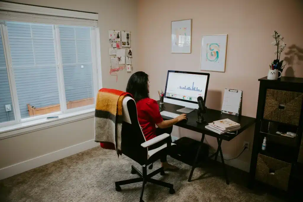 Persoon werkt aan bureau in kamer
