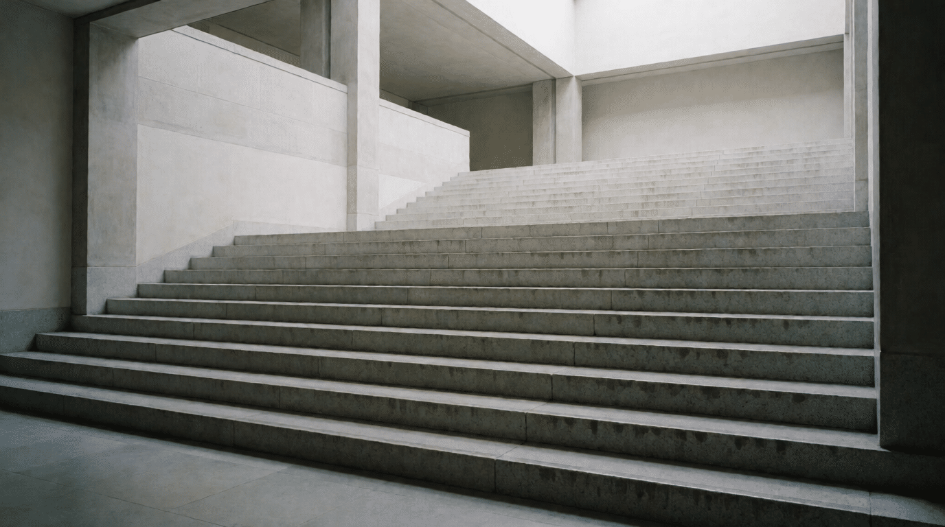 Brede stenen trap in een openbaar gebouw
