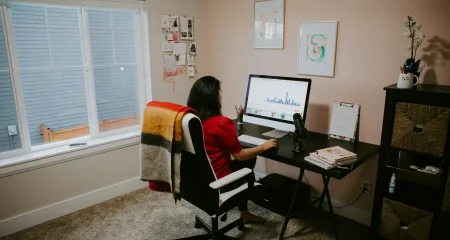 Persoon werkt aan bureau in kamer