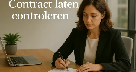 Vrouw controleert een contract.
