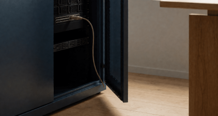 Open serverkast met een losse kabel eruit hangend