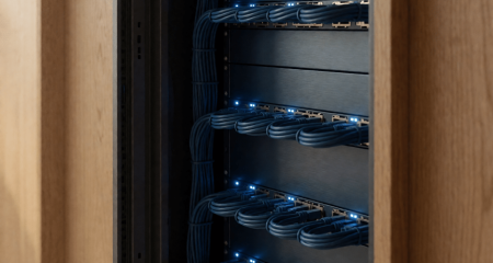 Serverruimte met openstaande kastdeur en netwerkkabels