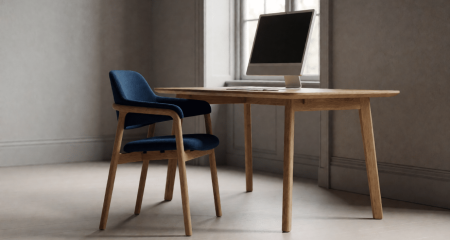 Lege stoel voor een bureau met een beeldscherm ernaartoe gedraaid
