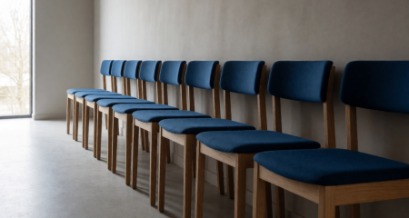 Rij identieke stoelen in een gang voor een spreekkamer