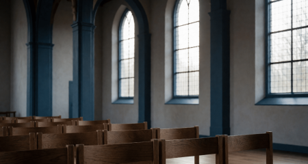 Lege zaal met houten stoelen en hoge ramen
