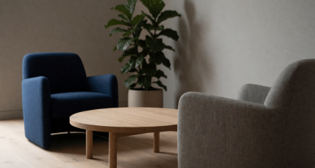 Twee fauteuils en een lage tafel in een neutrale bemiddelingsruimte