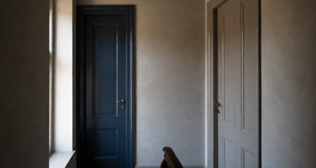 Trapoverloop in een oud herenhuis met twee deuren en een raam