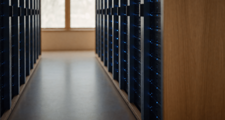 Gang tussen serverracks met blauwe indicatielampjes