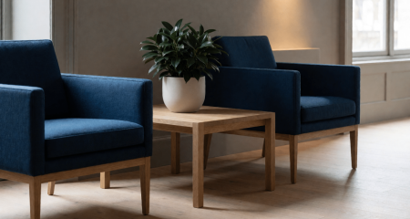 Wachtruimte bij een receptie met twee stoelen en een lage tafel