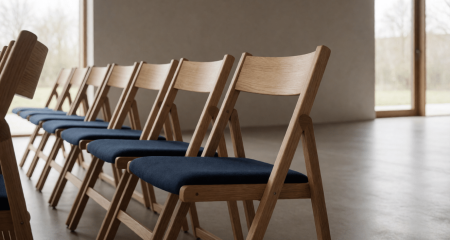 Rij klapstoelen klaargezet in een zaal voor een vergadering