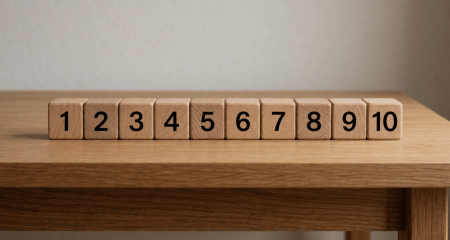 Rij genummerde houten blokjes op een eikenhouten bureau