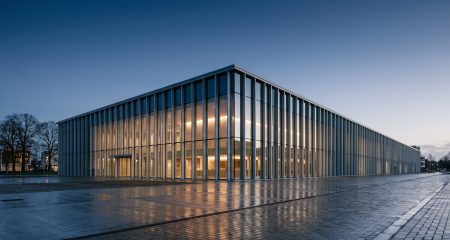 Gevel van een Europees instellingsgebouw bij schemering