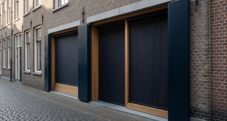 Winkelpui met neergelaten rolluiken in een stille straat
