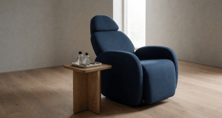 Behandelkamer met een stoel en een bijzettafel met een schaaltje