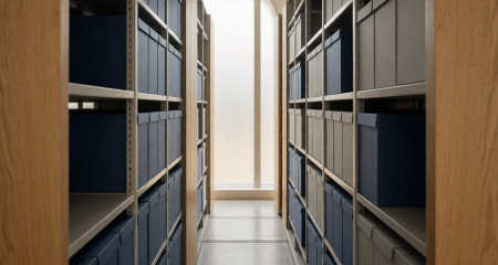 Archiefruimte met verrijdbare stellingen vol dossierdozen