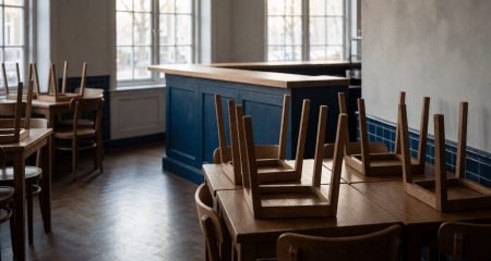 Leeg café-interieur met stoelen op tafels en een gesloten bar
