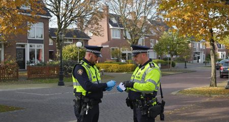 Agent schrijft boete uit aan automobilist op Hollandse straat
