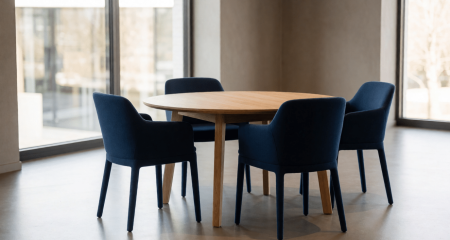 Ronde tafel met drie stoelen in een lichte vergaderruimte