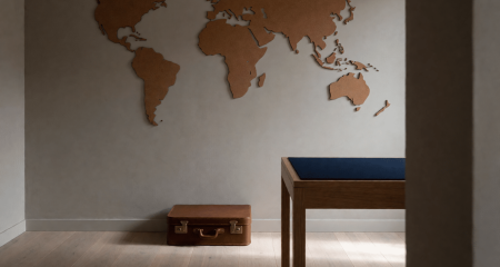 Wereldkaart aan een kantoormuur met een koffer op de vloer