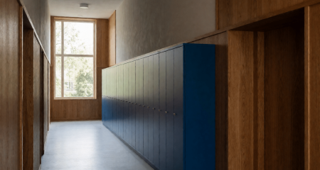 Lege schoolgang met kluisjes en licht vanuit een raam aan het eind