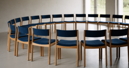 Kring identieke stoelen zonder tafel in een lichte ruimte