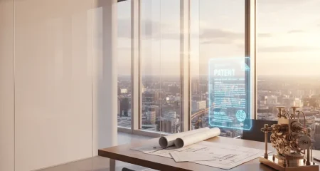 Modern kantoor bij zonsondergang met technische tekeningen, een octrooischrift en een messing prototype op een strak bureau, met uitzicht op een stadsskyline