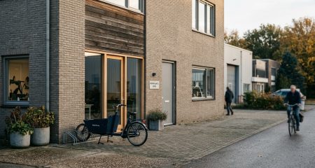 Arbeidsovereenkomst met paperclip op een houten bureau, kop koffie ernaast