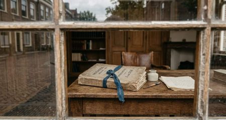 Geboorteakte in een map met een vulpen op een gemeentelijk bureau