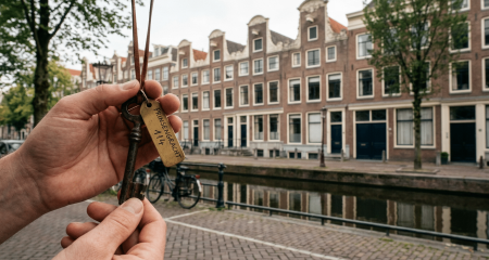 Trappenhuis van een appartementencomplex met brievenbussen