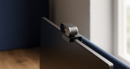 Webcam bovenop een beeldscherm van dichtbij gezien