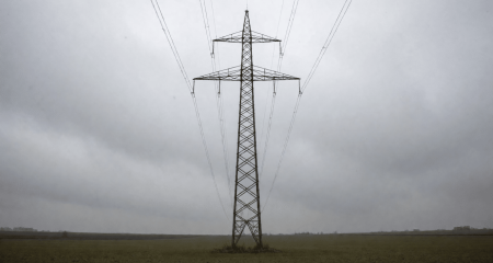 Hoogspanningsmast in een open landschap