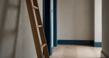Onvastgezette ladder tegen een muur in een lege gang