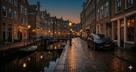 Schemering boven een smalle Hollandse gracht met verlichte pakhuizen, natte kinderkopjes en een geparkeerde zwarte SUV