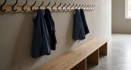 Schoolgang met kapstokhaken en een bank langs de muur