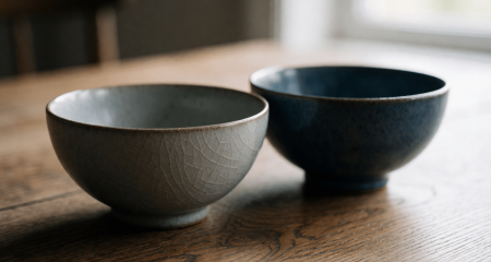 Gebarsten schaal naast een gave schaal op een houten tafel