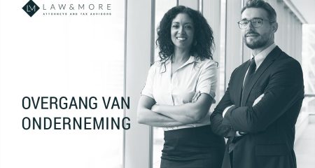 Twee collega's bespreken documenten over de overgang van een onderneming aan een vergadertafel