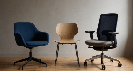 Drie verschillende bureaustoelen op een rij tegen een kantoorwand