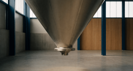 Bijna lege grondstofsilo in een productiehal