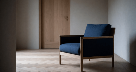 Eén fauteuil in een rustige kamer met een gesloten deur erachter