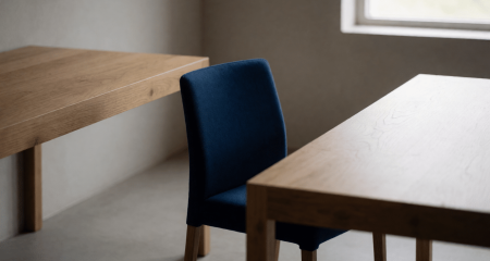 Twee bureaus in een klein kantoor met één stoel ertussen