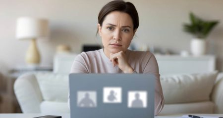 Vrouw bekijkt een foto op haar laptop en vraagt zich af of publicatie mag
