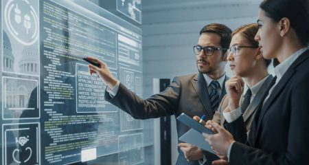 Een groep professionals in een kantoor kijkt naar een scherm met digitale data en juridische documenten, met een rechtbank zichtbaar op de achtergrond.