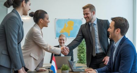 Een werknemer wordt verwelkomd door een werkgever in een moderne kantooromgeving in Nederland.