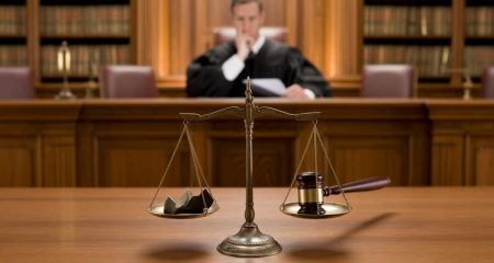 Een rechter in een rechtbank kijkt serieus naar documenten, met een weegschaal van gerechtigheid op de voorgrond die pech en schuld symboliseert.