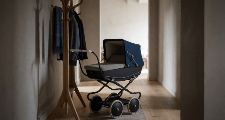 Kinderwagen in een gang naast een kapstok