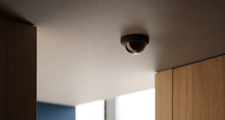 Koepelcamera aan het plafond van een modern gebouw